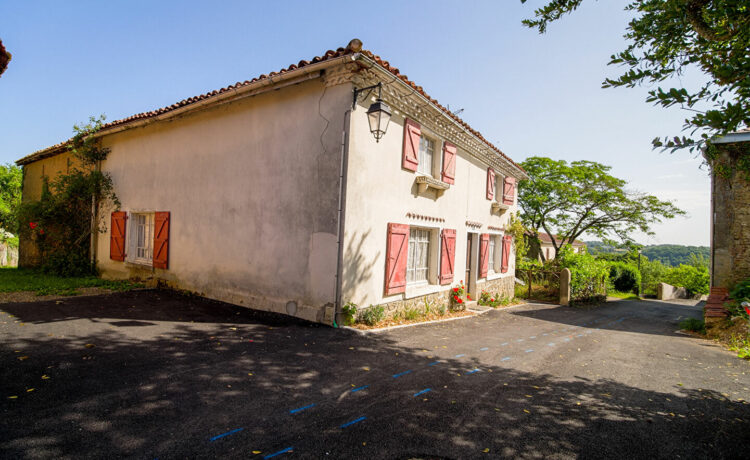 Maison de village à rénover avec jardin 1