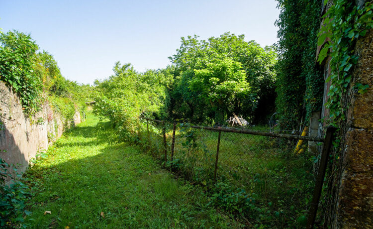 Maison de village à rénover avec jardin