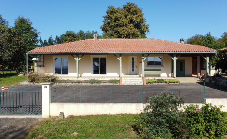 Maison de plain-pied avec vue sur les Pyrénées à Geaune 1